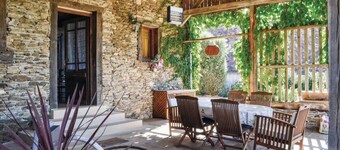 Quiet family home with secure swimming pool