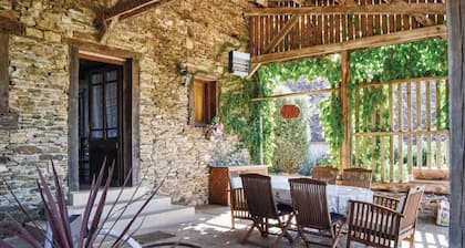 Quiet family home with secure swimming pool