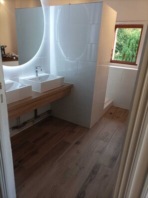 Dusche, Haartrockner, Handtücher, Toilettenpapier