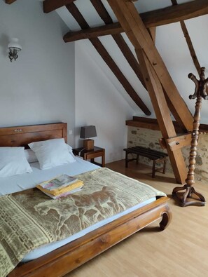 3 chambres, bureau, fer et planche à repasser, lit parapluie