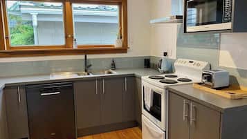 Refrigerador, microondas, horno y parrilla de estufa