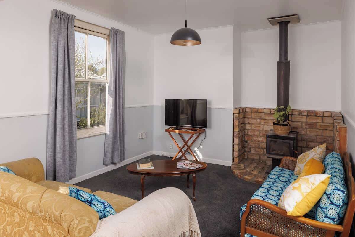 Televisión y chimenea 