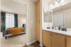 1 dormitorio, tabla de planchar con plancha, wifi y ropa de cama