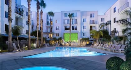 Palaya Stay • 1BR Oasis • 2.5 mi to Marina & Beach