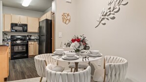 Una cocina moderna con zona de comedor.