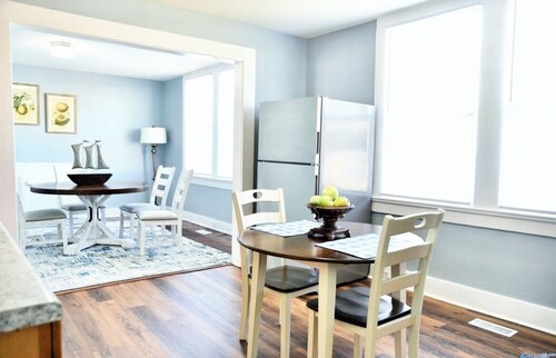 Charming 3-bedroom lake cottage, sleeps 4-7, in the fishing capital of the south