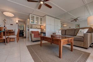 Living area - Cozy Clean 1 Bedroom / 1 Bathroom condo with AC, WiFi in marvelous Napili (Lahaina)