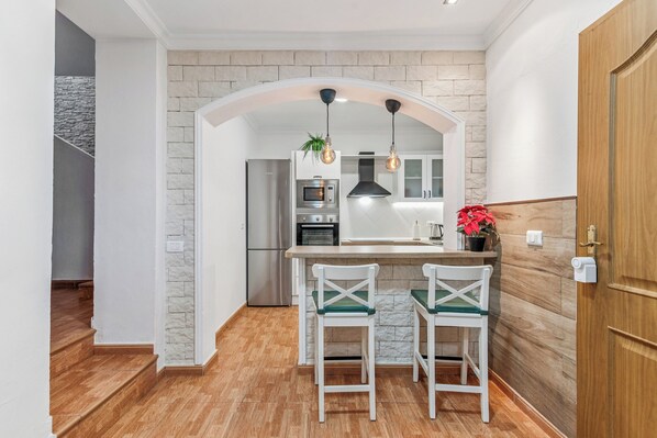 Micro-ondes, four, plaque de cuisson, cafetière/bouilloire