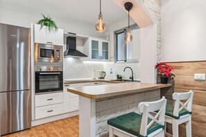 Microwave, oven, stovetop, coffee/tea maker - Home2Book Valleseco Mountain Views, BBQ & Jacuzzi (Valleseco)