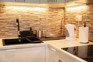 Kühlschrank, Mikrowelle, Ofen, Herdplatte