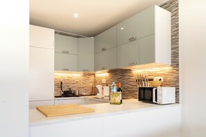 Een koelkast, een magnetron, een oven, een kookplaat