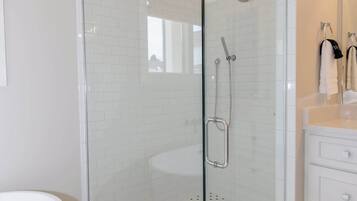 Chuveiro, secador de cabelo, toalhas de banho