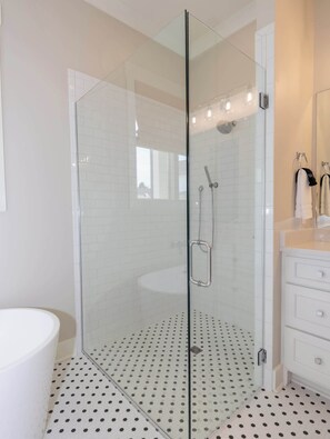Shower, hair dryer, towels - The Executive by Apex Short Term Stays (Oxford)