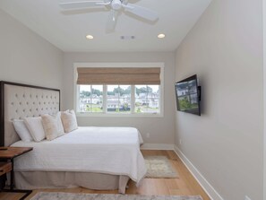 4 bedrooms, desk, iron/ironing board, WiFi