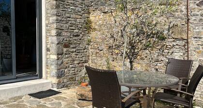 Bright, spacious house, garden, pretty beach, all amenities -leisure activities