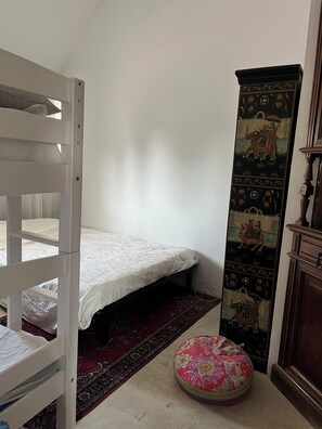 2 chambres, fer et planche à repasser, Wi-Fi, draps fournis