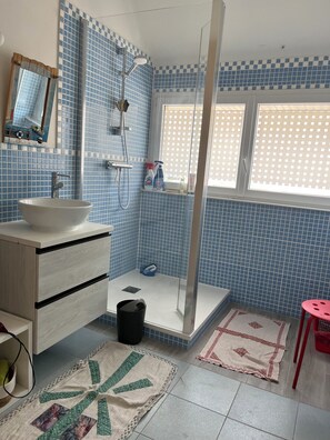 Douche, sèche-cheveux, serviettes fournies, savon