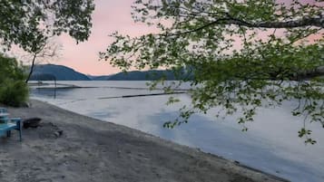 Aurinkotuoleja, rantapyyhkeitä