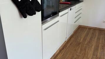 Frigorifero, microonde, forno, piano cottura