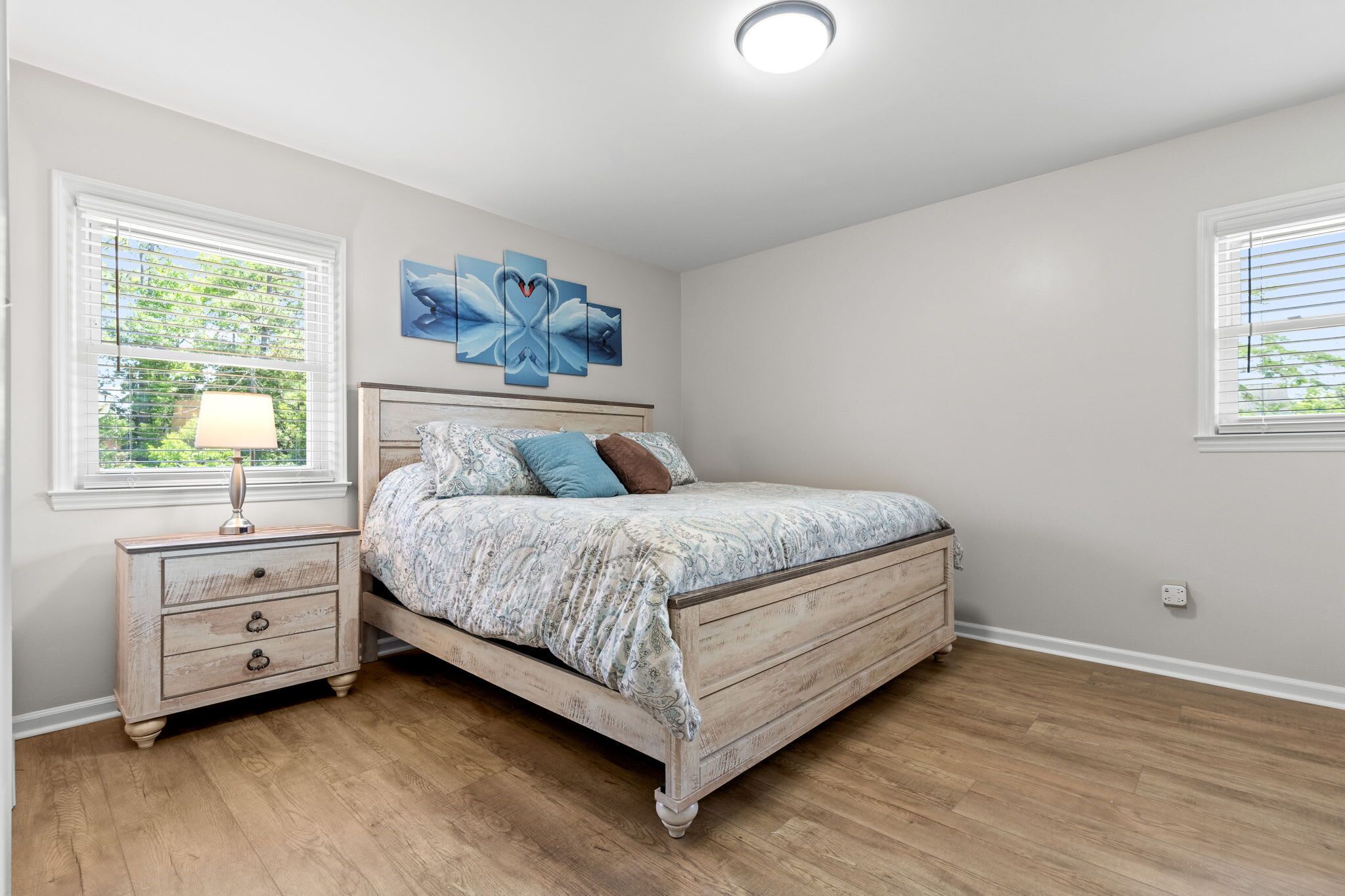 4 bedrooms, iron/ironing board, WiFi, bed sheets