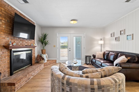 TV, video games, books, offices. Family Fun w/ Games + Hot Tub | Beach & Downtown