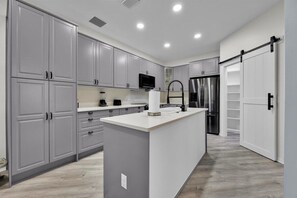 Réfrigérateur, micro-ondes, four, plaque de cuisson