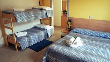 Habitación triple clásica, balcón | Escritorio