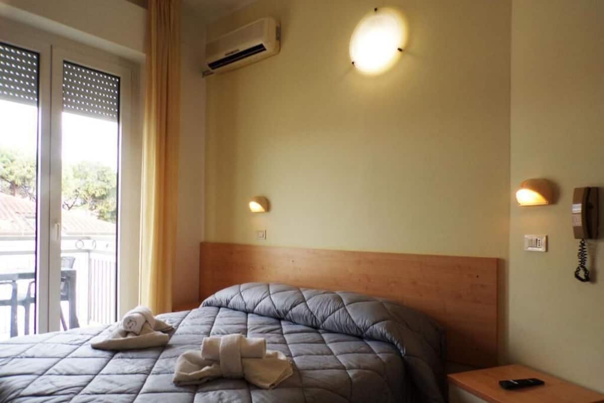 Classic Room, Balcony | Desk