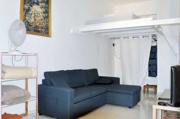 TV - Studio for 2 with balcony - near the beach (Marseille)