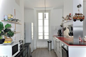 Fridge, microwave, oven, dishwasher - Bright apartment in the heart of Marseille (Marseille)