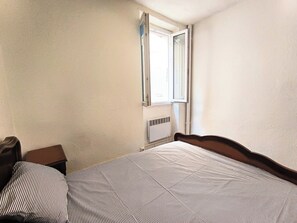 1 bedroom, bed sheets - Sunny apartment right in the center of Perpignan (Perpignan)
