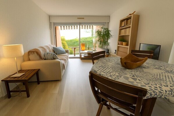 TV - Apartment for 4 with garden near beach (Bandol)