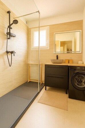 Hair dryer, towels - Apartment for 4 with garden near beach (Bandol)