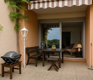 Outdoor dining - Apartment for 6 with garden near beach (Bandol)