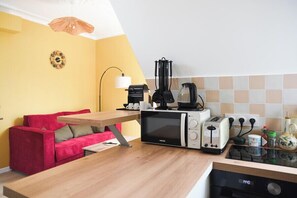 Fridge, microwave, oven, coffee/tea maker
