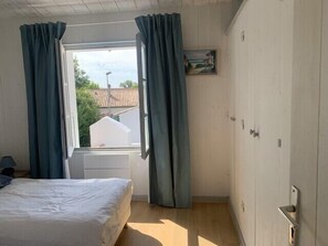 4 bedrooms, iron/ironing board, WiFi