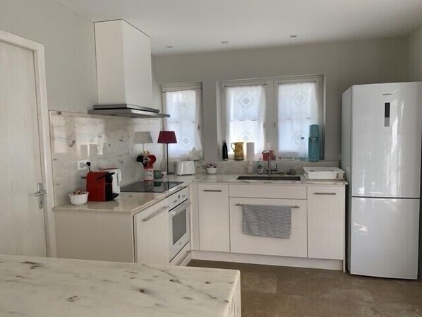 Kühlschrank, Mikrowelle, Ofen, Geschirrspüler