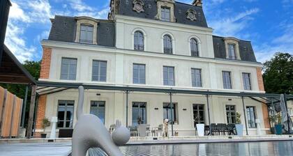 Chambre magnifique dans un chĂąteau aux portes du circuits