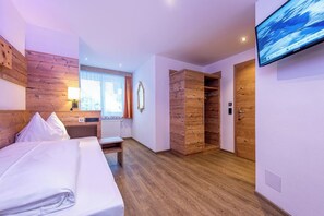 Habitación con 2 camas individuales, vista a la montaña | Ropa de cama de alta calidad y caja de seguridad en la habitación 