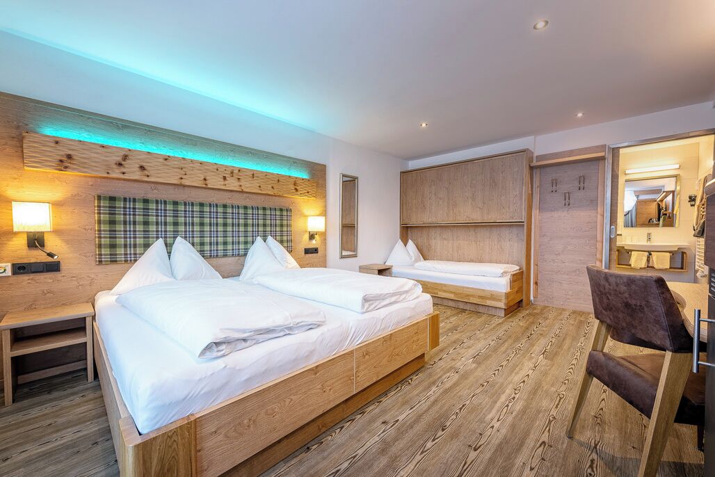 Ropa de cama de alta calidad y caja de seguridad en la habitación 