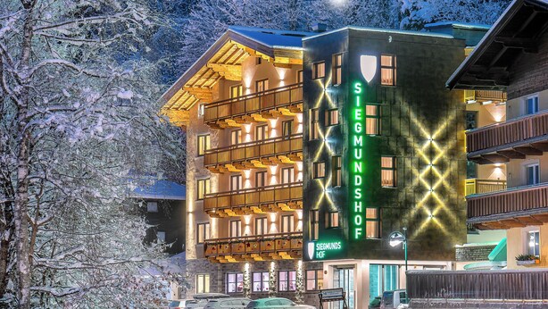 A multi-story hotel with balconies and a sign reading "Siegmundshof". - Siegmundshof Hotel Garni (Saalbach)