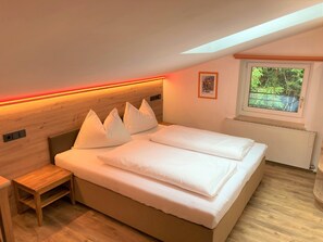 Ropa de cama de alta calidad y caja de seguridad en la habitación 