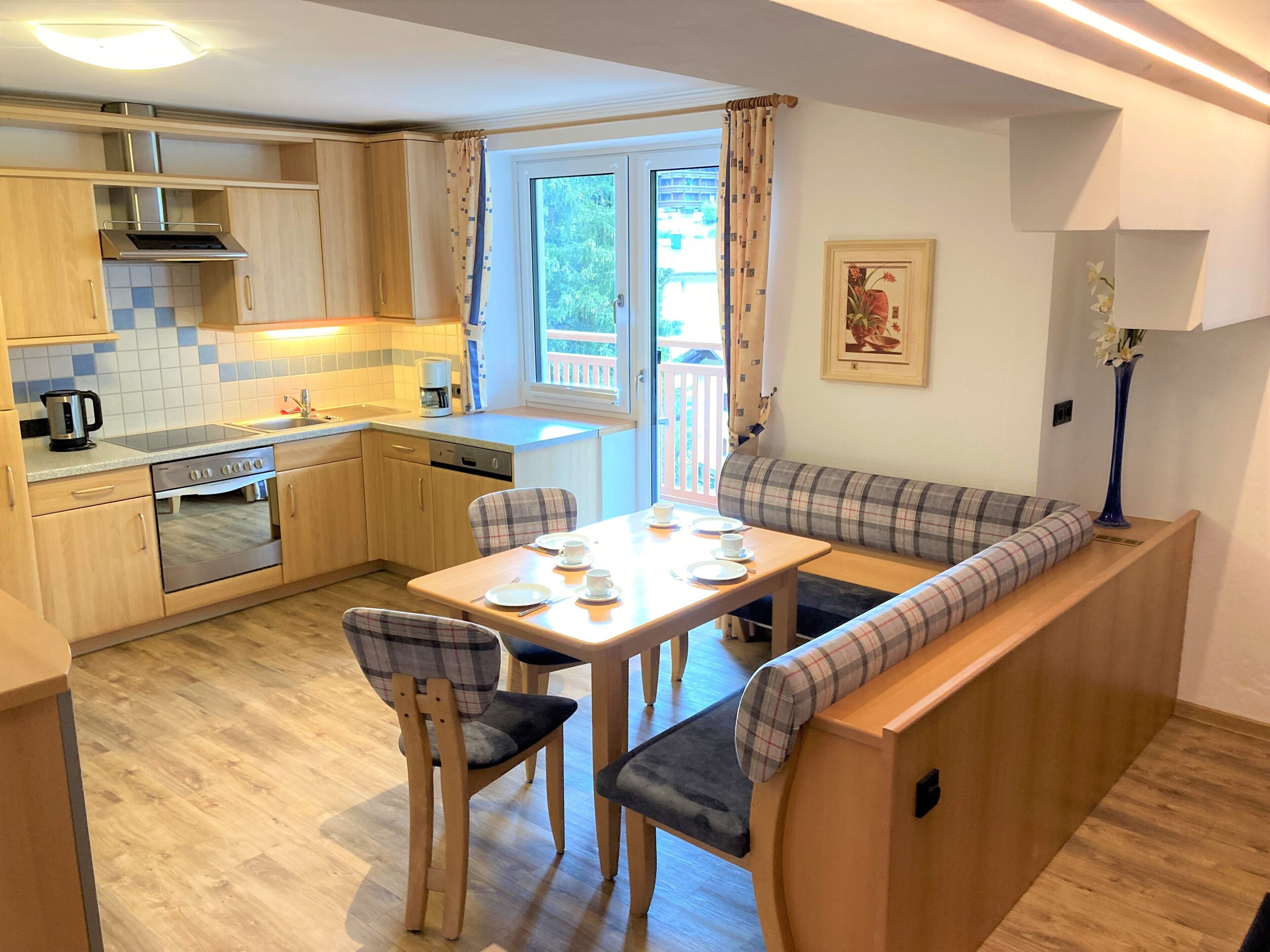 Apartment, Balcony, Mountain View | In-room dining