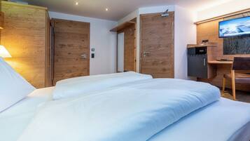 Doppelzimmer | Hochwertige Bettwaren, Zimmersafe, Verdunkelungsvorhänge