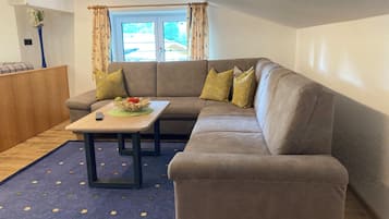 Huoneisto, parveke, vuoristonäköala | Oleskelualue | 40–tuumainen äly-TV, jossa kaapelikanavat