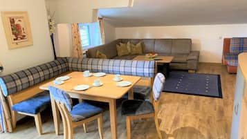 Apartment, Balcony, Mountain View | In-room dining