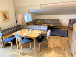 Apartamento, balcón, vistas a la montaña | Servicio de comidas en la habitación