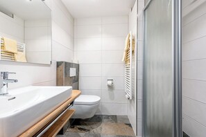 Comfort Double or Twin Room, Balcony, Mountain View | Bathroom - Siegmundshof Hotel Garni (Saalbach)