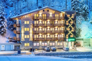 Front of property - Siegmundshof Hotel Garni (Saalbach)