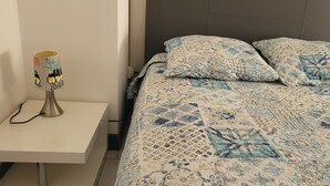 1 bedroom, iron/ironing board, WiFi - 2mns walk to beach, shops and entertainment, 2**apart 2pers, air-conditioned, large terrace. (Argelès-sur-Mer)